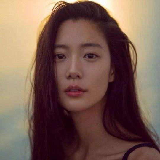 香烟烟雾中的女人